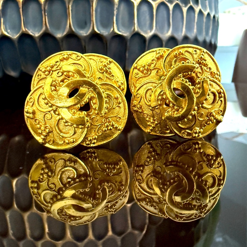 LOT 2089 24K gold plated CHANEL vintage vine grape clip on earrings
